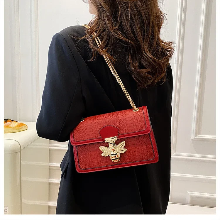 Bolso bandolera retro moderno y elegante con cadena.