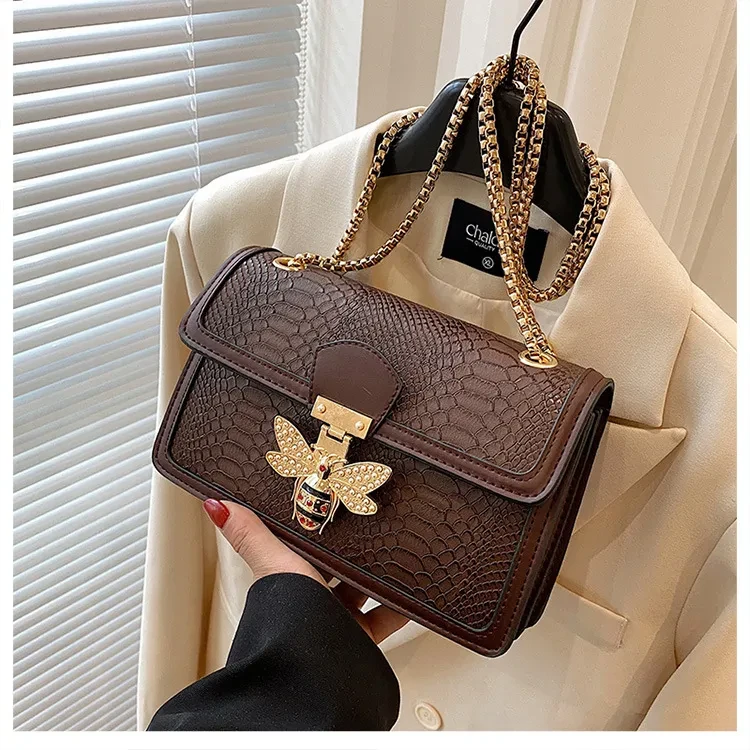 Bolso bandolera retro moderno y elegante con cadena.