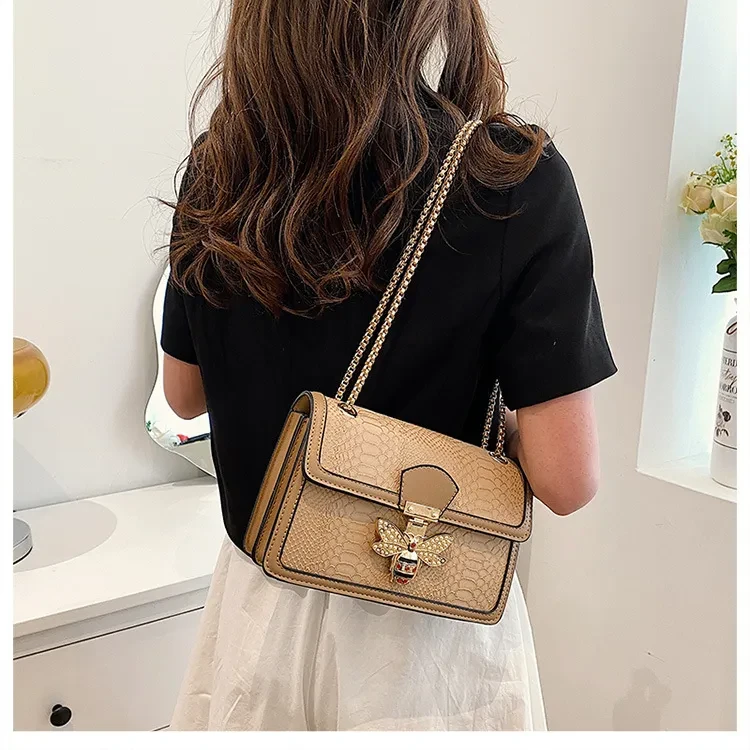 Bolso bandolera retro moderno y elegante con cadena.