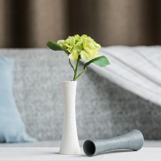 Adornar un jarrón de flores artificiales