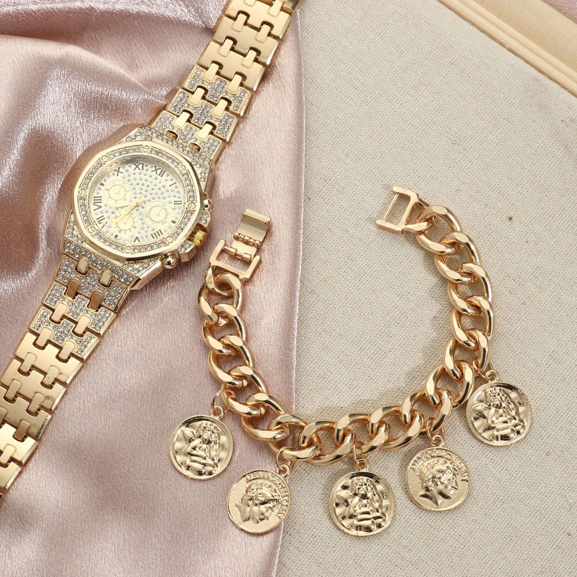 Reloj de cuarzo con esfera grande y diamantes