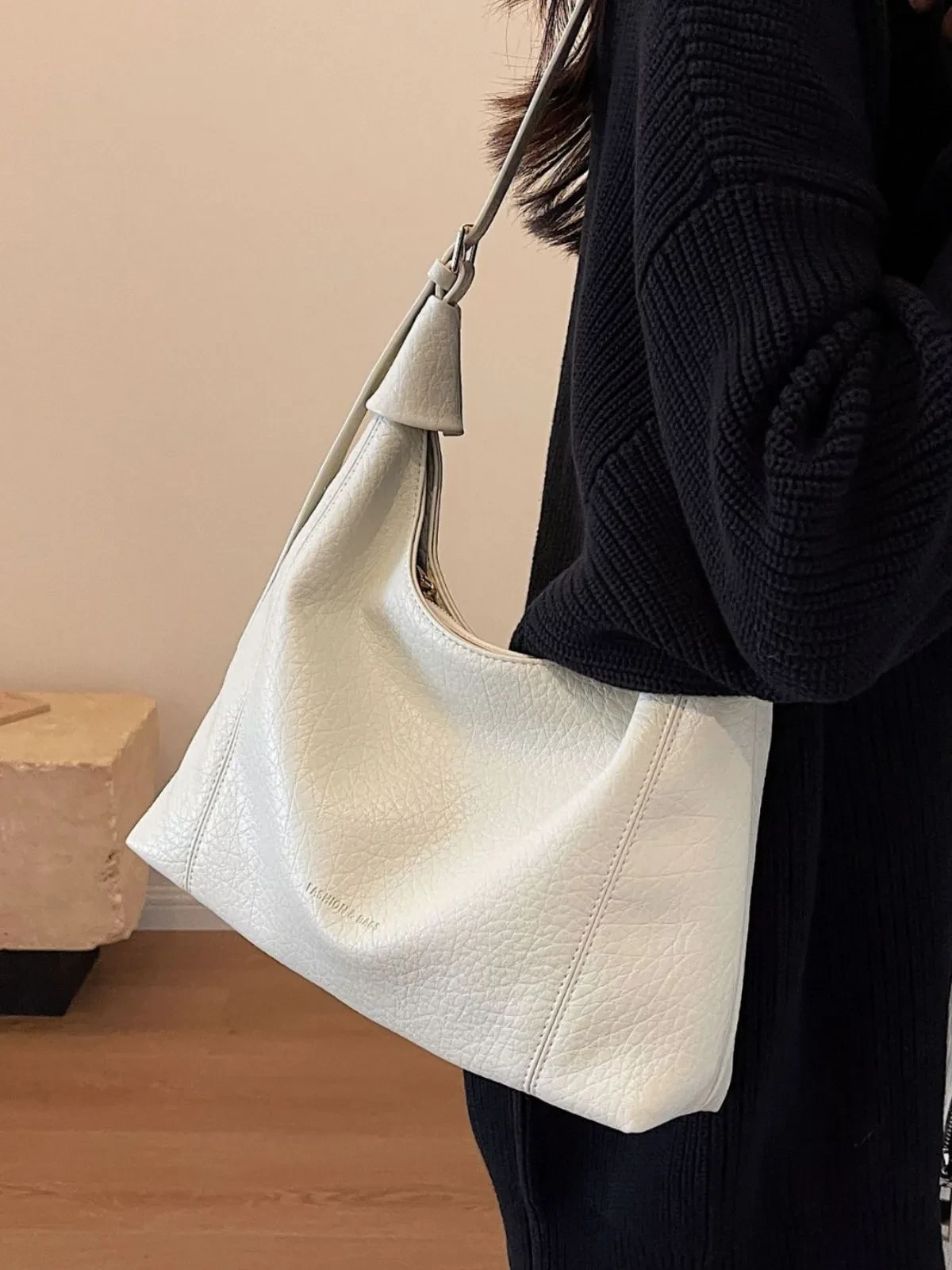 Bolso de mano con diseño retro de minorías para llevar debajo del brazo