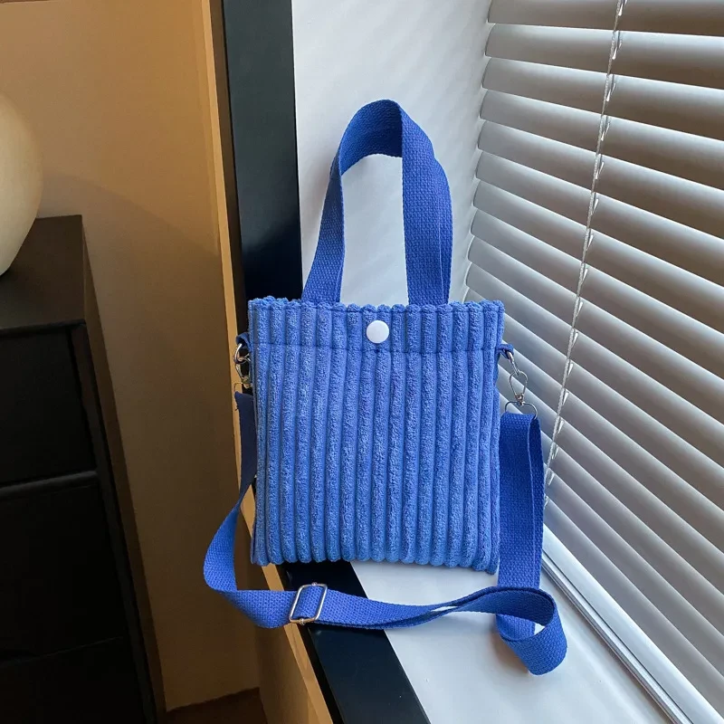 Bolso bandolera sencillo de pana de color liso con un solo hombro