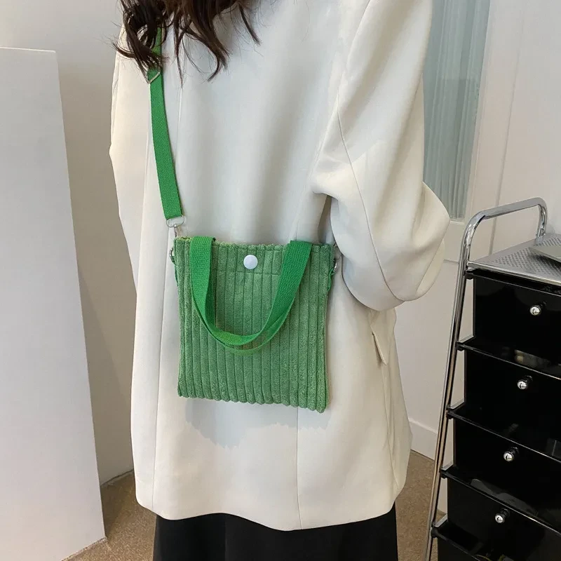 Bolso bandolera sencillo de pana de color liso con un solo hombro