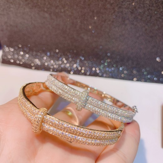 Pulsera exquisita con microincrustaciones y cierre de moda