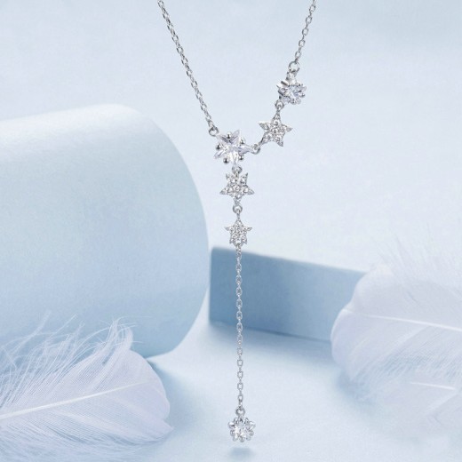 Collar con borla de pentagrama en plata de ley bañada en oro blanco