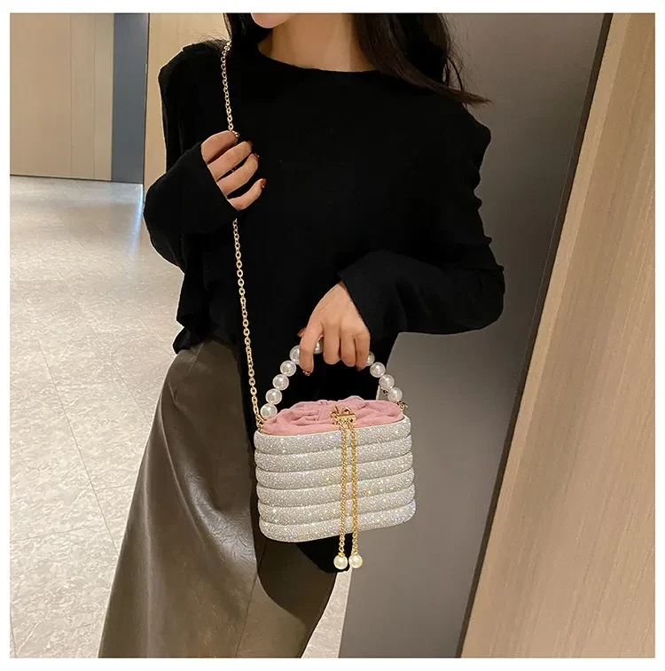 Bolso de mano estilo europeo y americano con un solo hombro para mujer, estilo clásico, con perlas y diseño de perlas.