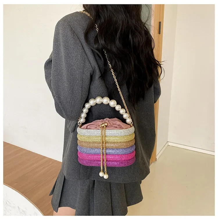 Bolso de mano estilo europeo y americano con un solo hombro para mujer, estilo clásico, con perlas y diseño de perlas.