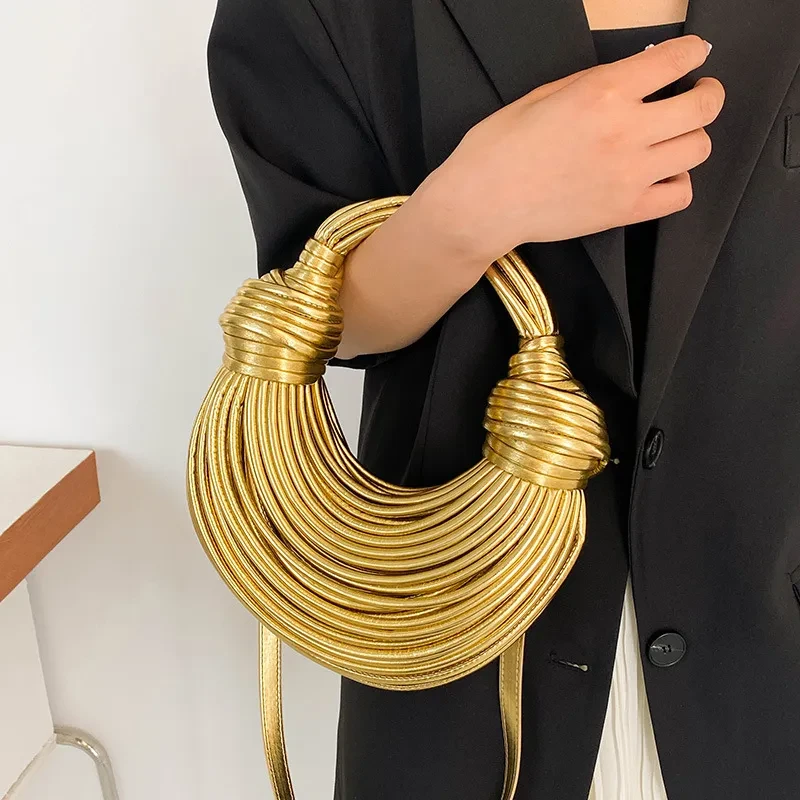 Bolso de mano con diseño de fideos metálicos de Instafamous, con superficie brillante.