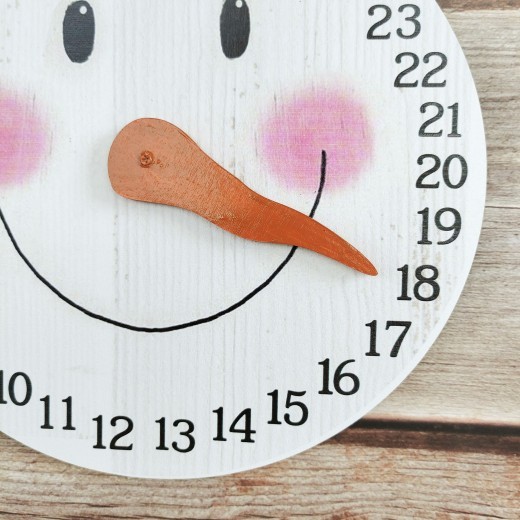 Calendario de vacaciones con adornos navideños de madera
