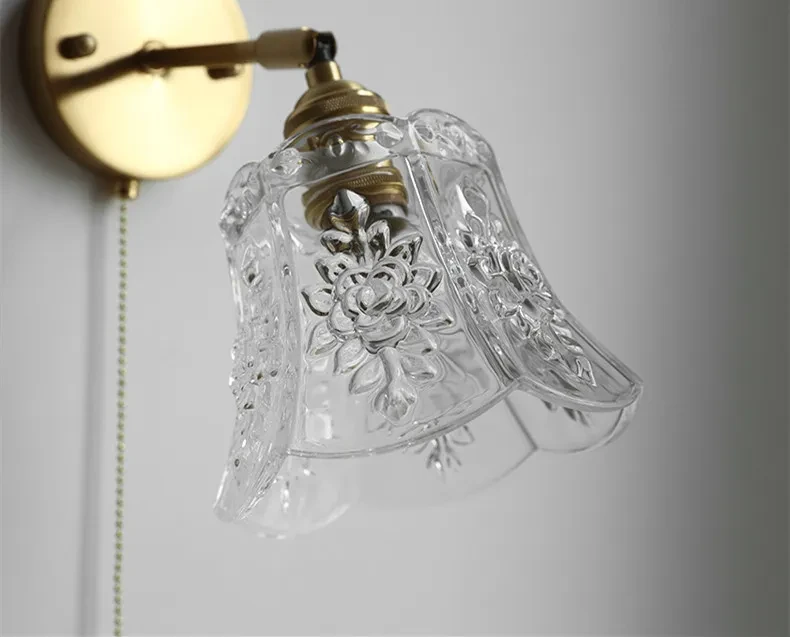 Lámpara de pared ajustable frente al espejo