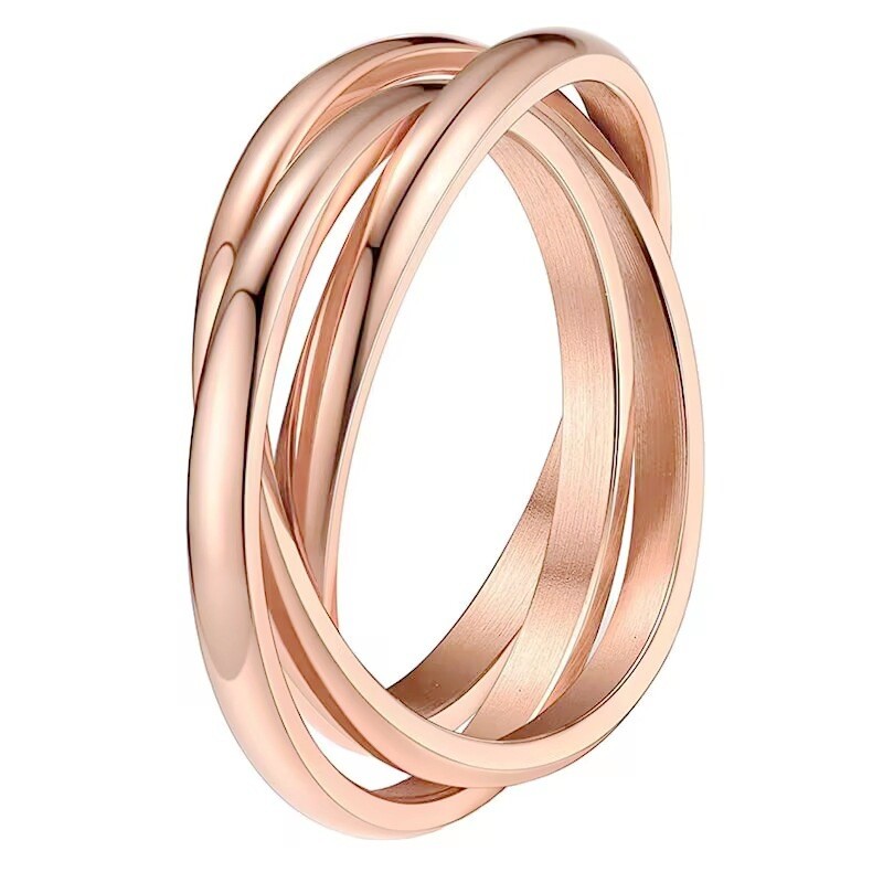 Anillo de pareja entrelazado de tres anillos apilados de acero inoxidable chapado en oro para mujer.