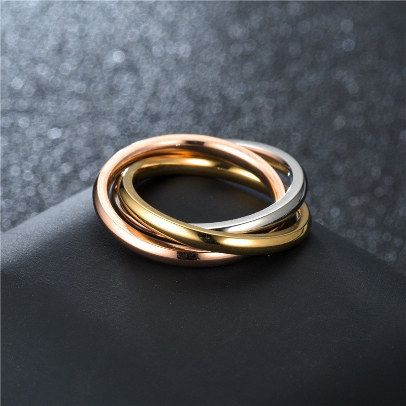 Anillo de pareja entrelazado de tres anillos apilados de acero inoxidable chapado en oro para mujer.
