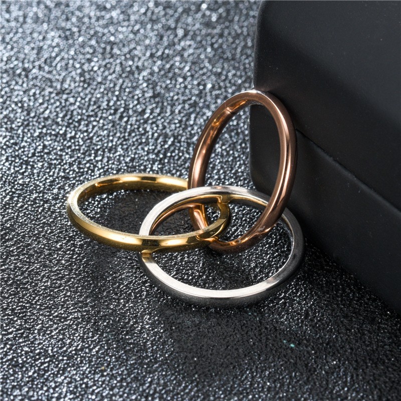 Anillo de pareja entrelazado de tres anillos apilados de acero inoxidable chapado en oro para mujer.