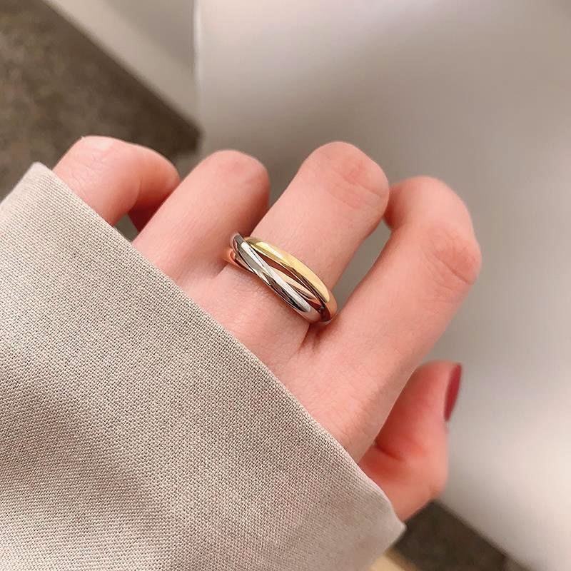 Anillo de pareja entrelazado de tres anillos apilados de acero inoxidable chapado en oro para mujer.