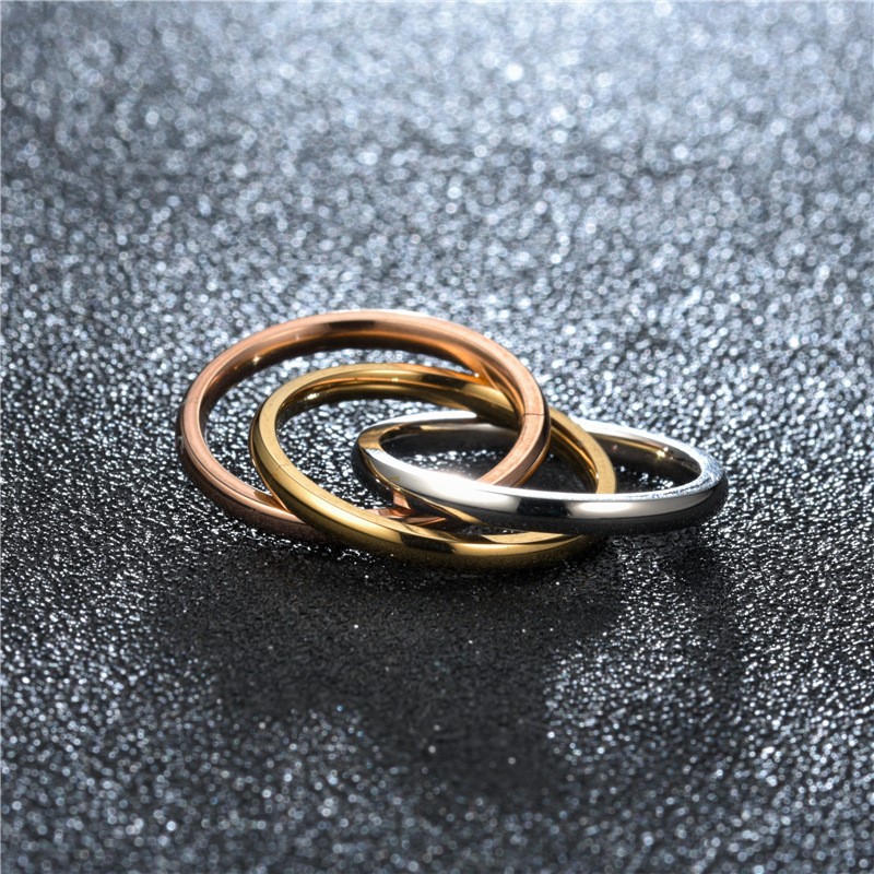 Anillo de pareja entrelazado de tres anillos apilados de acero inoxidable chapado en oro para mujer.