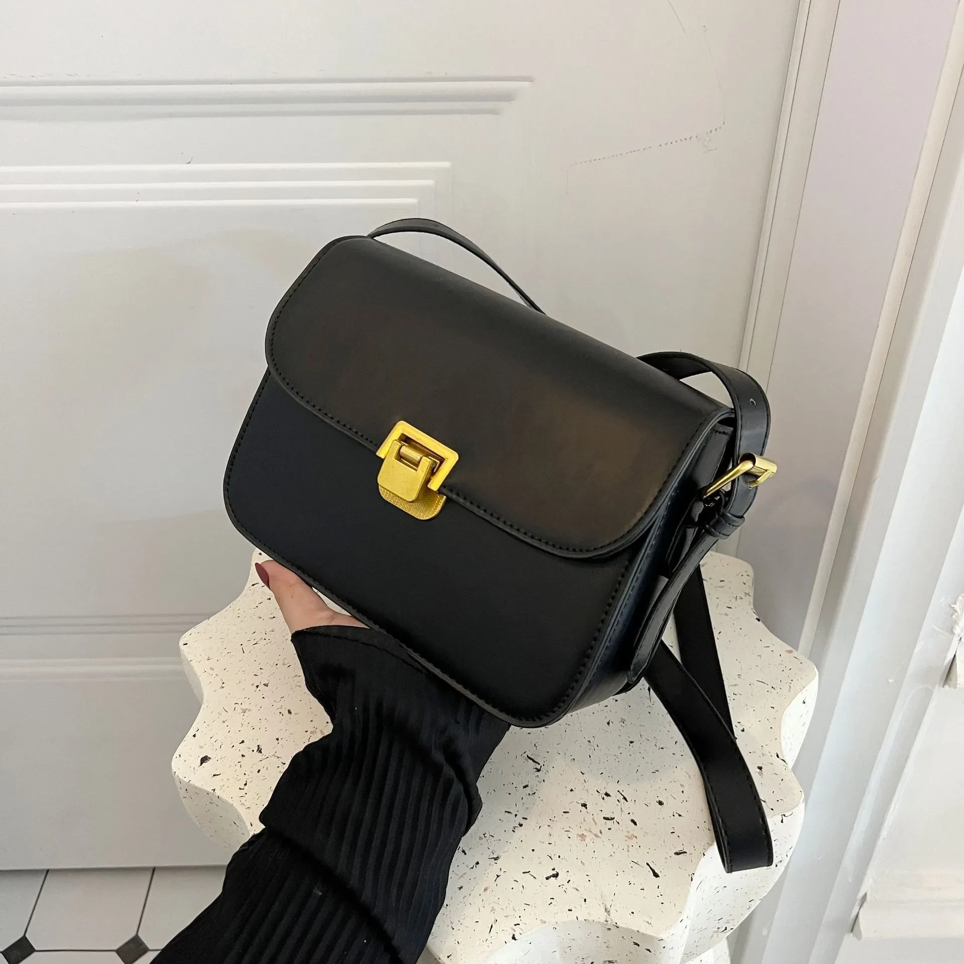 Bolso bandolera sencillo y elegante para mujer