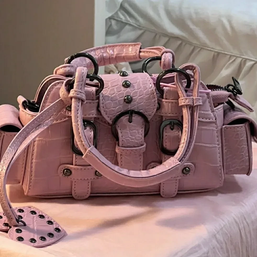 Bolso bandolera de mano con remaches cuadrados