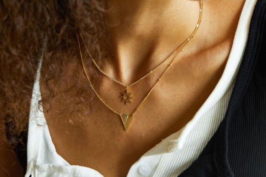 Collar con colgante sencillo de nicho en oro galvanizado de 18 quilates para mujer