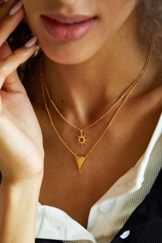 Collar con colgante sencillo de nicho en oro galvanizado de 18 quilates para mujer