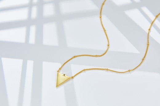 Collar con colgante sencillo de nicho en oro galvanizado de 18 quilates para mujer