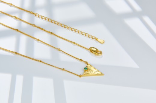 Collar con colgante sencillo de nicho en oro galvanizado de 18 quilates para mujer