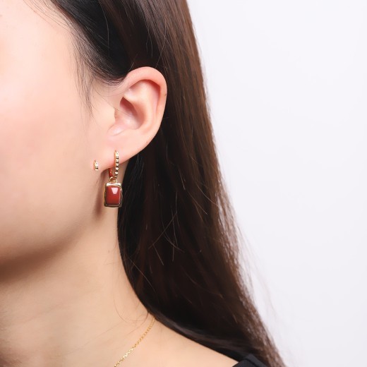 Pendientes sencillos de ágata roja del sur chapados en oro para mujer