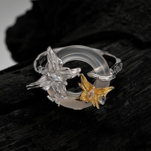 Anillo de mariposa de plata de ley con nicho de color a juego con apertura para mujer