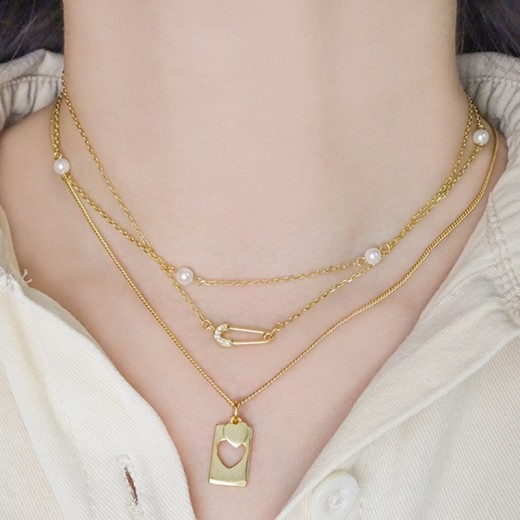 Collar con placa cuadrada y corazón hueco de Niche Design