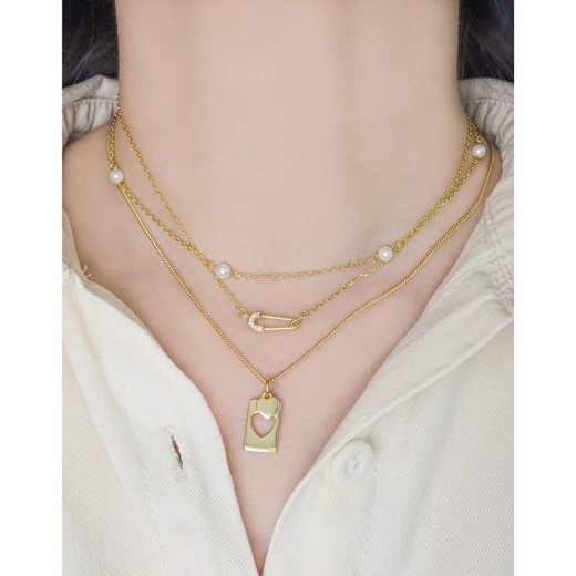 Collar con placa cuadrada y corazón hueco de Niche Design