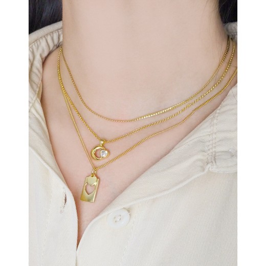 Collar con placa cuadrada y corazón hueco de Niche Design