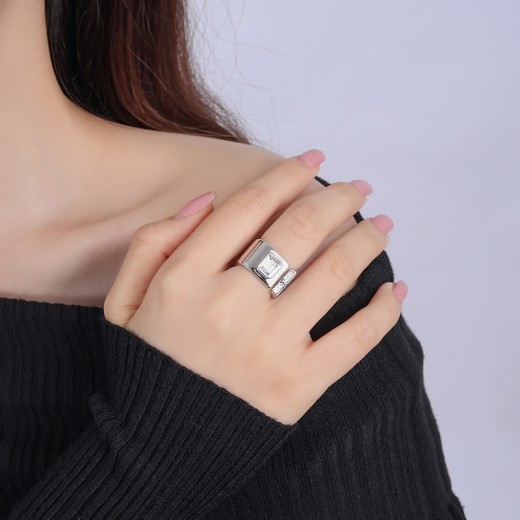 Anillo de plata de ley con circonita cuadrada abierta para mujer
