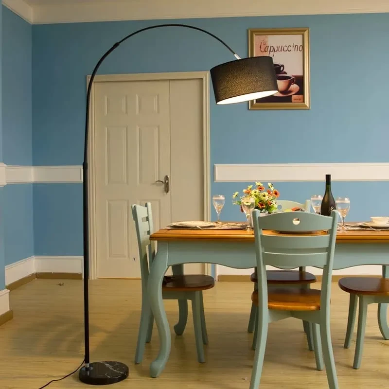 Lámpara de pie en dormitorio y estudio