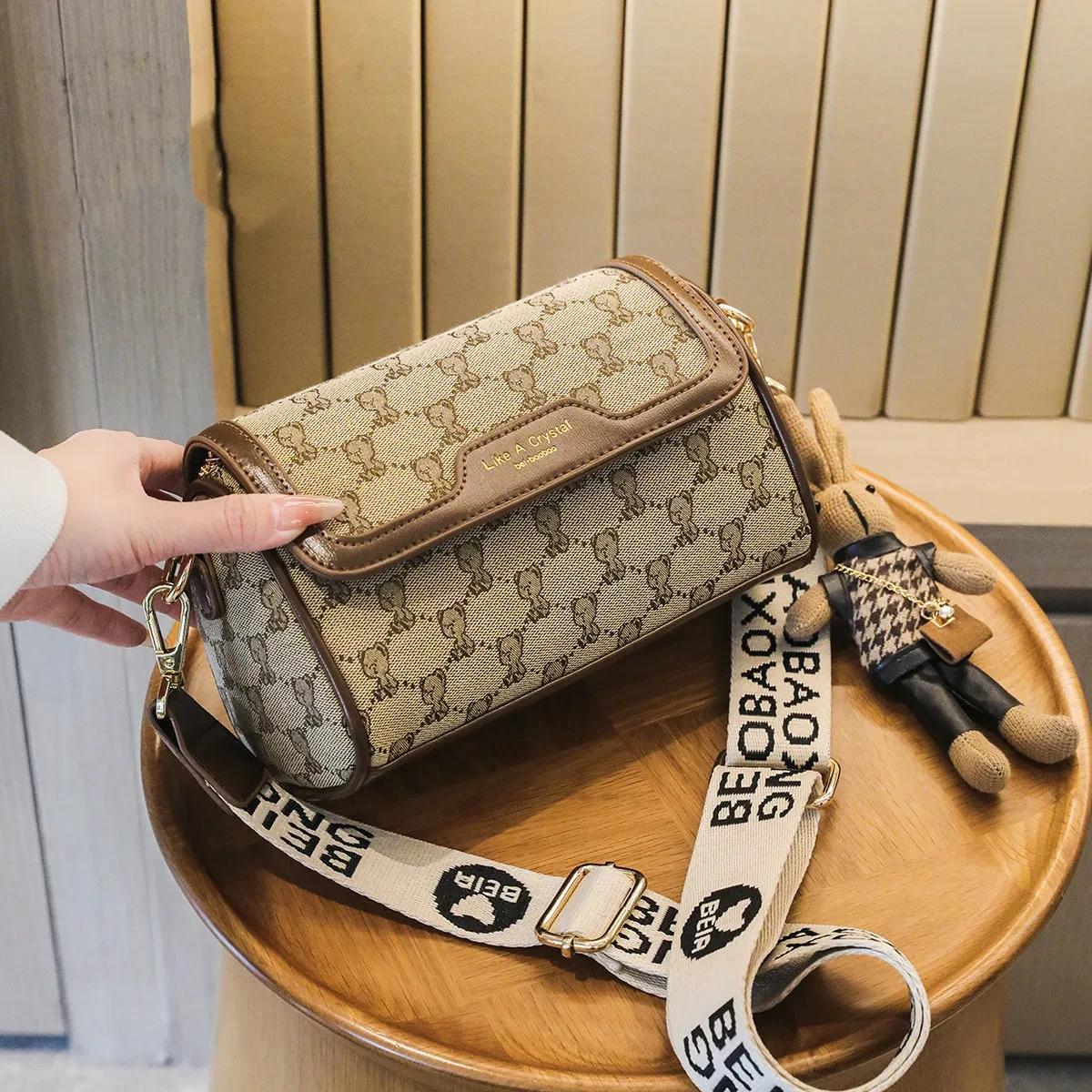 Bolso cuadrado pequeño con diseño de oso, original y sencillo.