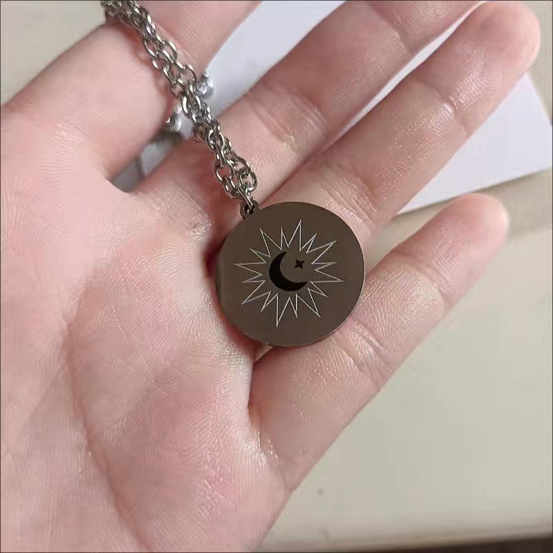Collar con colgante circular de luna y estrella