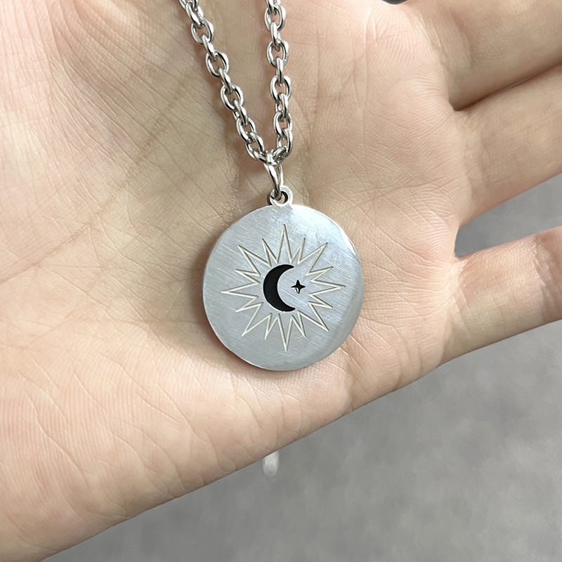 Collar con colgante circular de luna y estrella