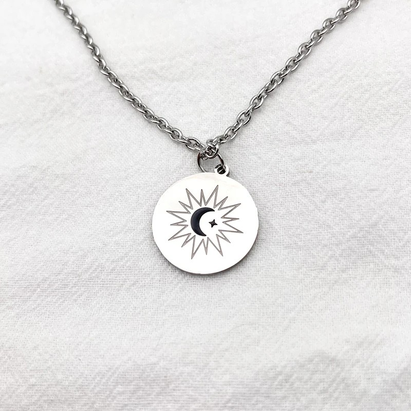 Collar con colgante circular de luna y estrella