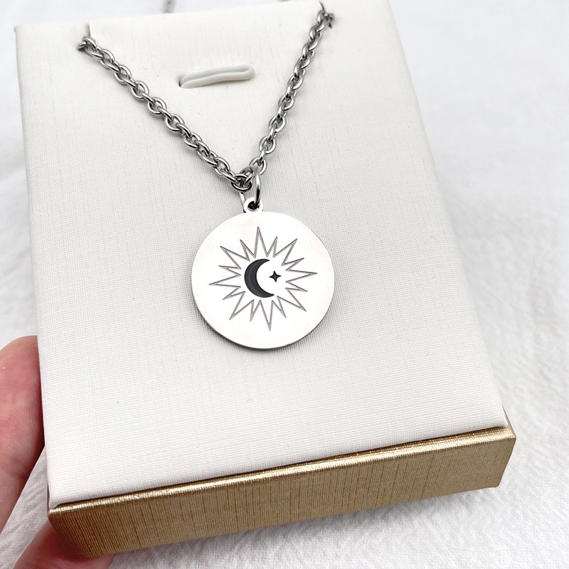 Collar con colgante circular de luna y estrella