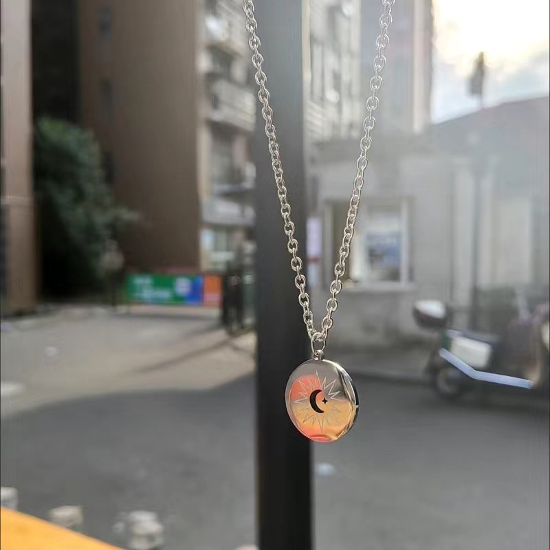 Collar con colgante circular de luna y estrella