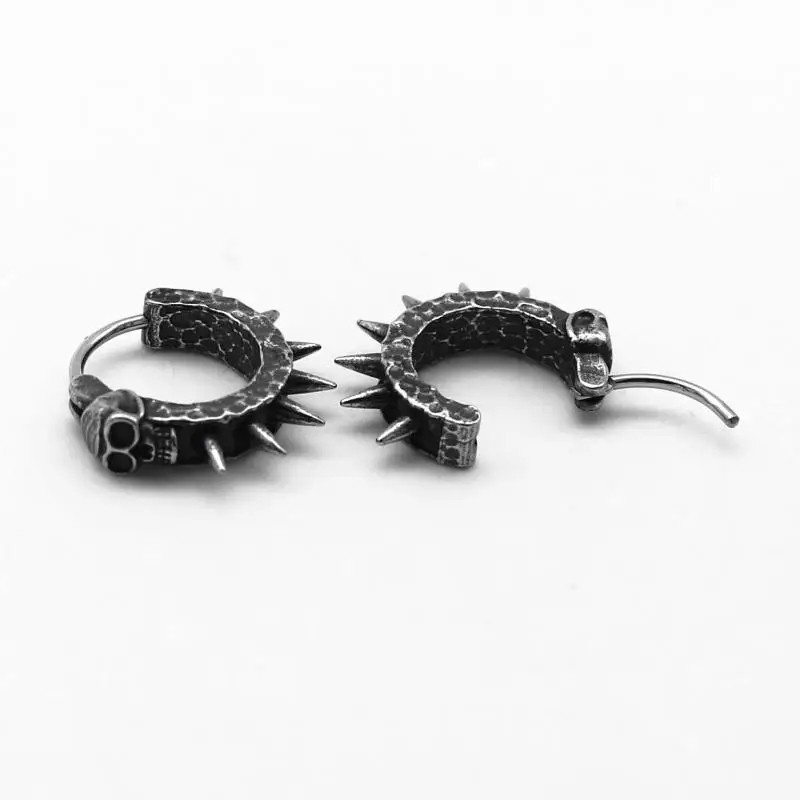 Pendientes góticos de calavera negra con punzón
