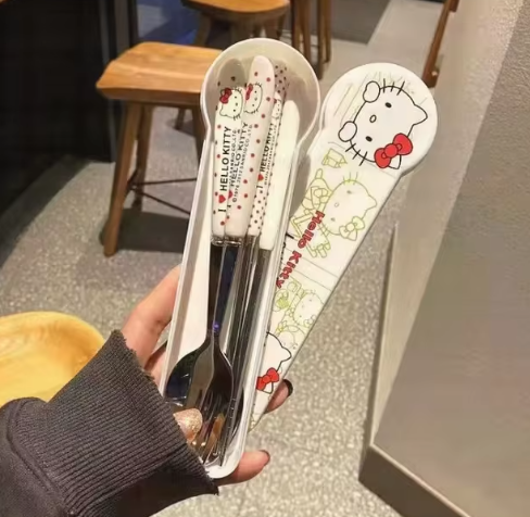 Juego de palillos y cucharas de acero inoxidable con diseño de Hello Kitty, ideal para estudiantes, oficinistas y viajes.