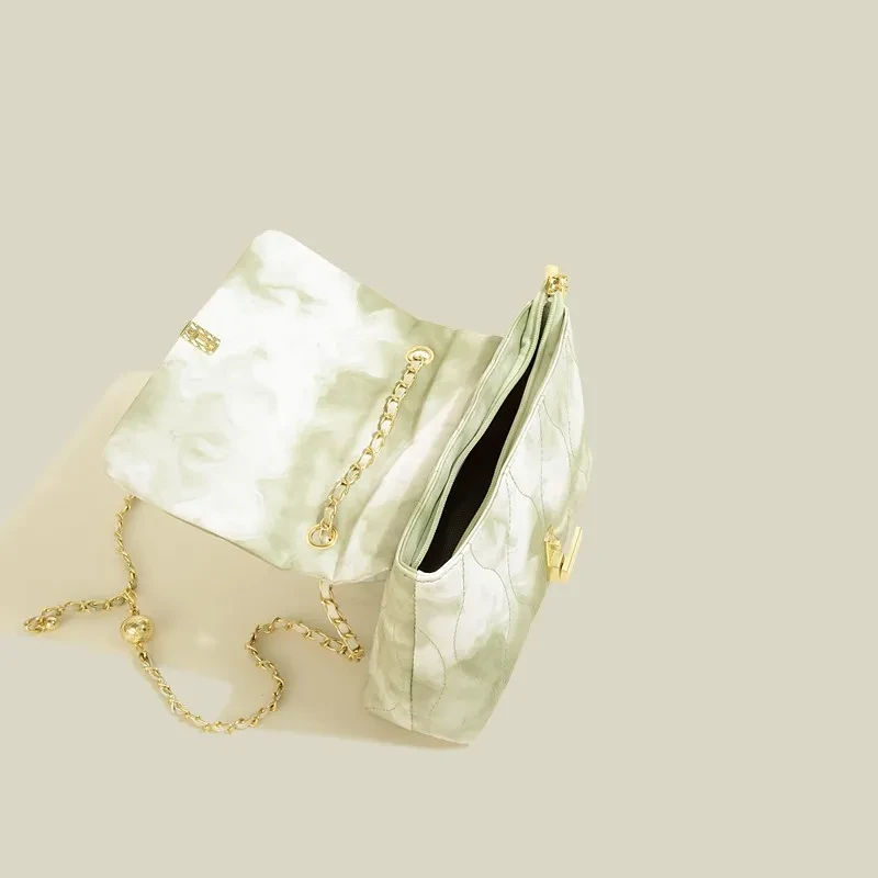Bolso bandolera cuadrado pequeño con cadena texturizada