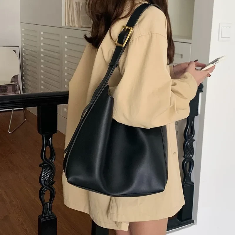 Bolso bandolera tipo cubo de gran capacidad y versátil para mujer.