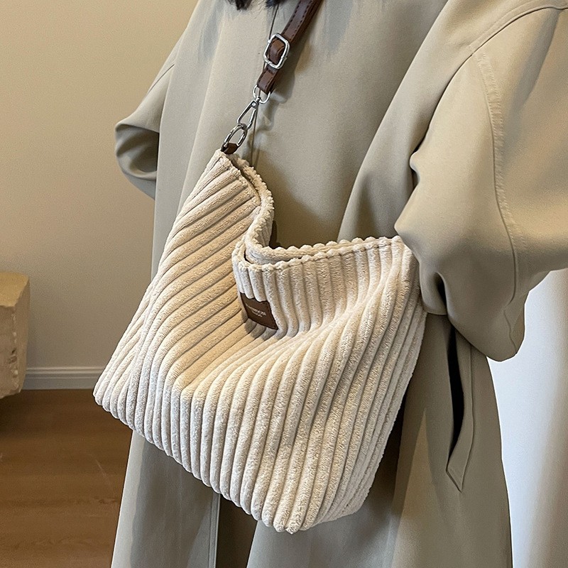 Bolso bandolera de pana suave y versátil de gran capacidad