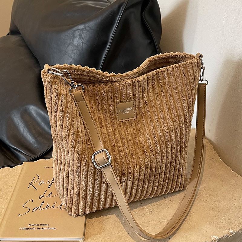 Bolso bandolera de pana suave y versátil de gran capacidad