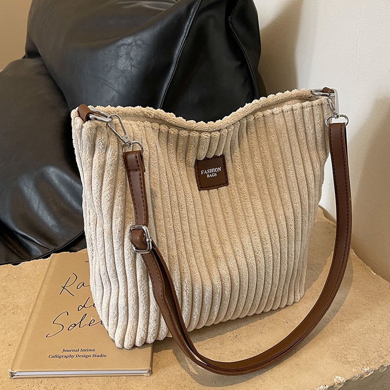 Bolso bandolera de pana suave y versátil de gran capacidad