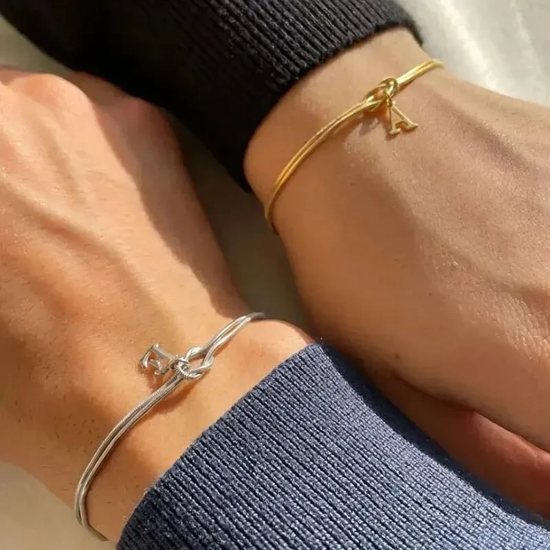 Pulsera de acero inoxidable con colgante de 26 letras anudadas a mano para San Valentín