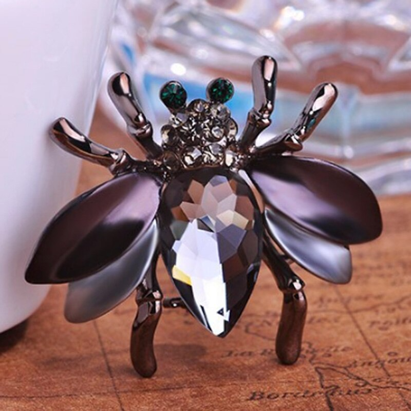 Pin de abeja pequeña