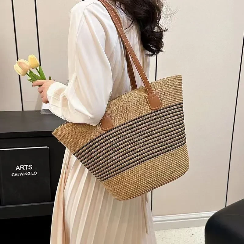 Bolso tejido estilo Mori de paja a juego
