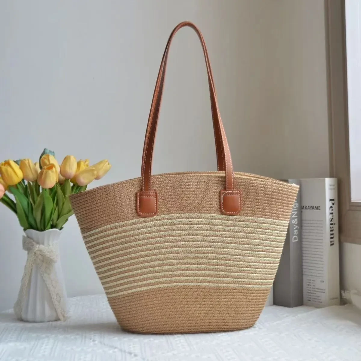 Bolso tejido estilo Mori de paja a juego